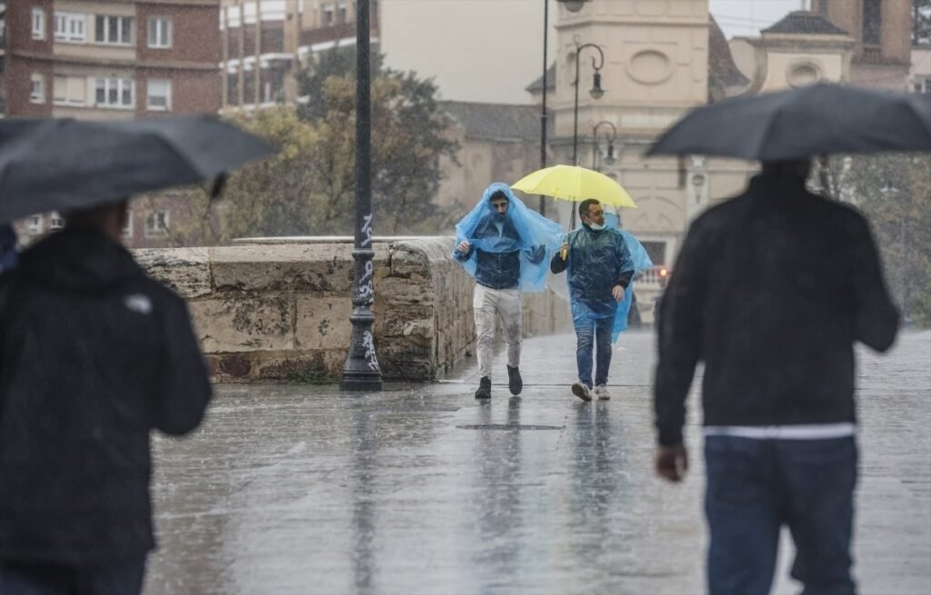 Alicante pasa del calor extremo al temporal: 124 km/h de viento y fuertes lluvias en el interior
