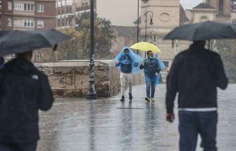 Alicante pasa del calor extremo al temporal: 124 km/h de viento y fuertes lluvias en el interior