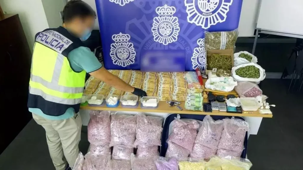 Un juez deja libres con cargos a cinco detenidos con 200.000 pastillas de éxtasis en Torrevieja por un posible fallo procesal