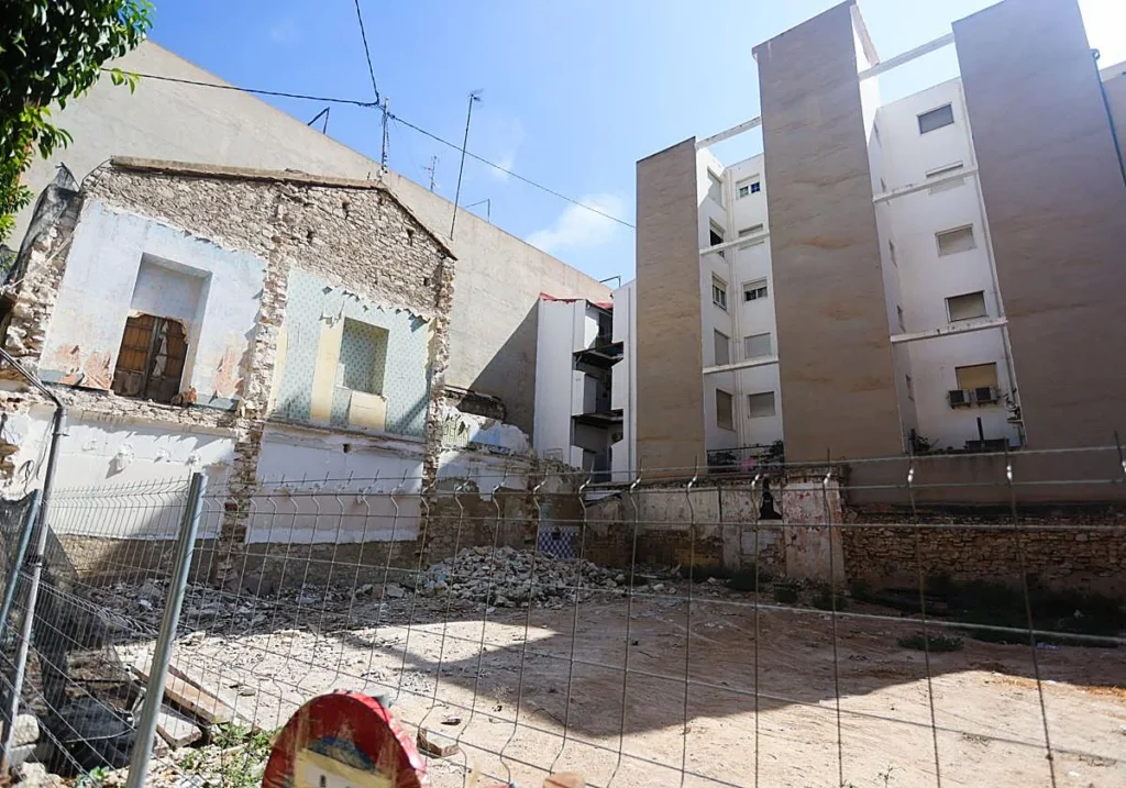 Derriban otra casa histórica de Benalúa: una vivienda de 1920 desaparece para dar paso a un bloque de 29 pisos con piscina en la azotea