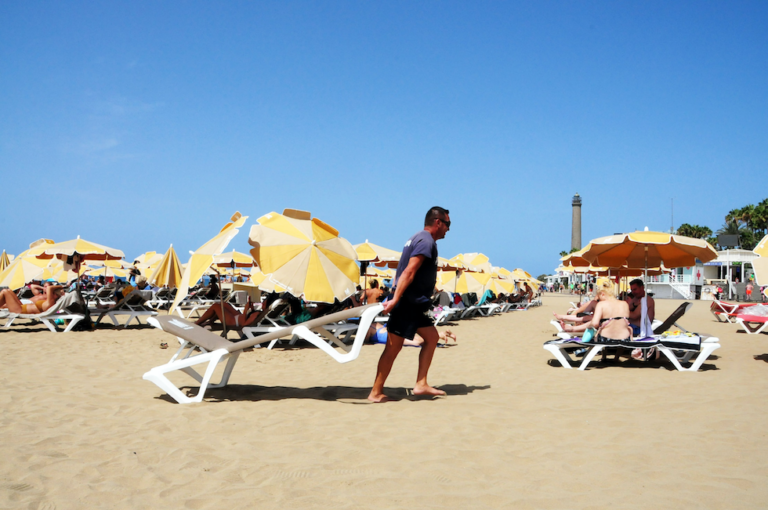 Alerta por estafa con hamacas y sombrillas en las playas de Benidorm: falsos trabajadores cobran con tickets manipulados