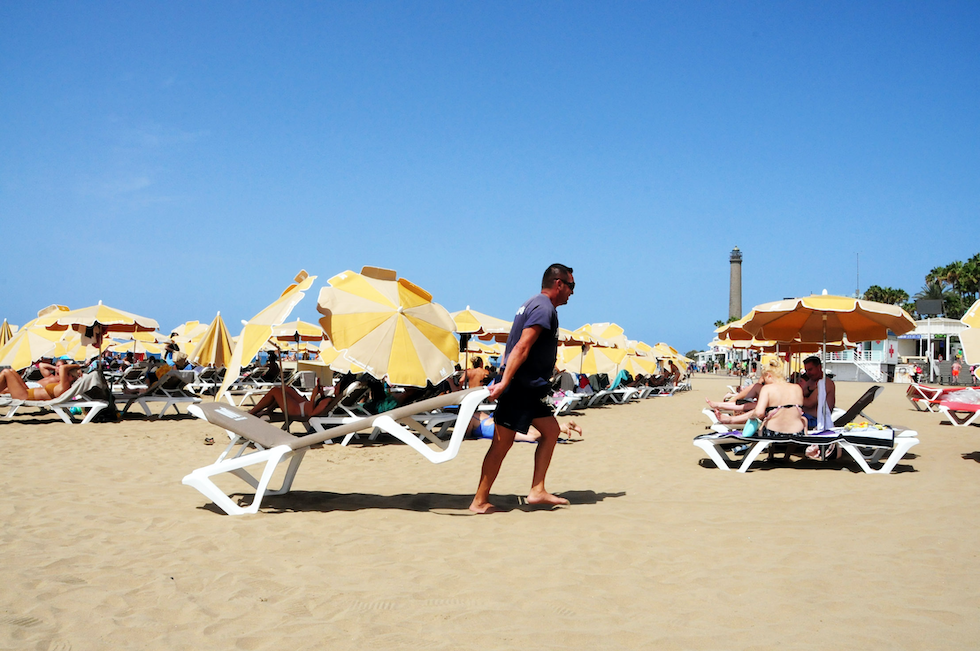 Alerta por estafa con hamacas y sombrillas en las playas de Benidorm: falsos trabajadores cobran con tickets manipulados
