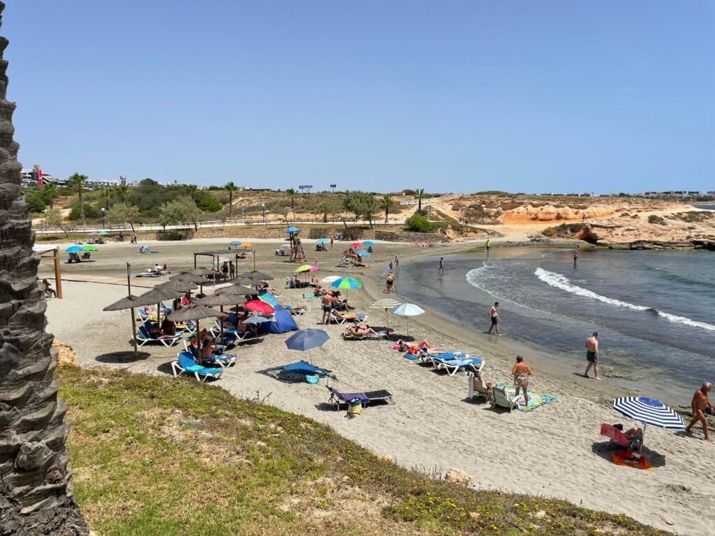 Orihuela cierra dos playas por contaminación del agua: La Glea y Aguamarina
