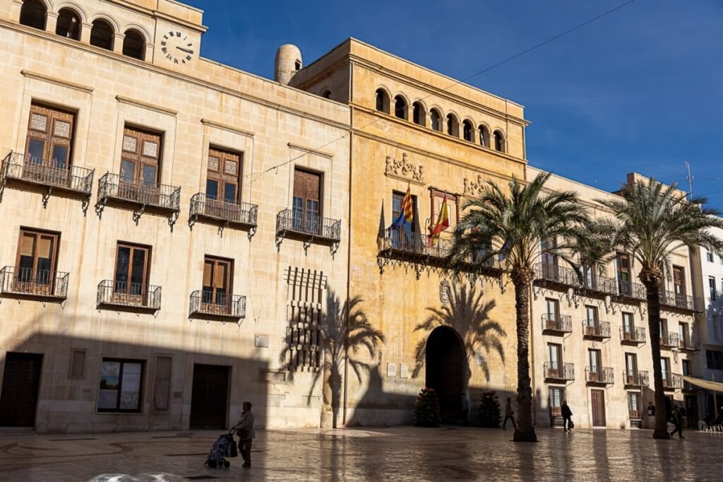 Elche gestiona casi 174.000 trámites municipales en solo siete meses