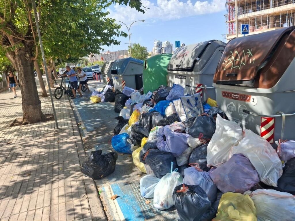 Calp pone fin a la huelga de limpieza tras días de caos y basura en las calles: trabajadores y Acciona alcanzan un acuerdo y recuperan el servicio