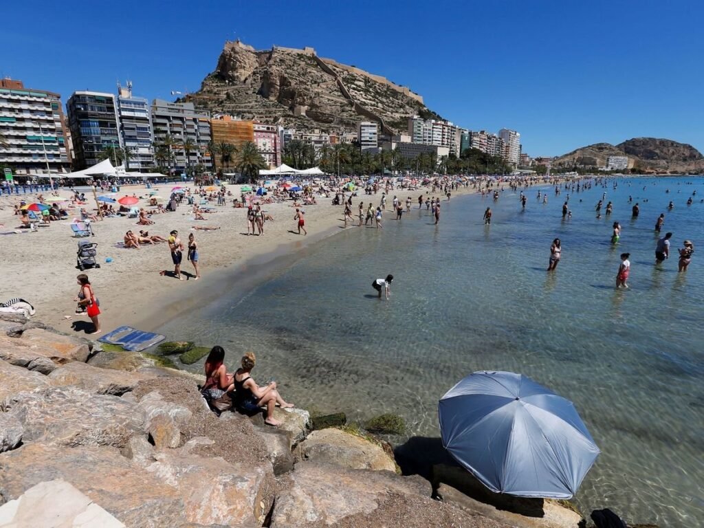 Verano bajo tensión en la playa del Postiguet: agresiones sexuales, exhibicionismo y un intento de llevarse mar adentro a una menor de 4 años disparan la preocupación de los bañistas