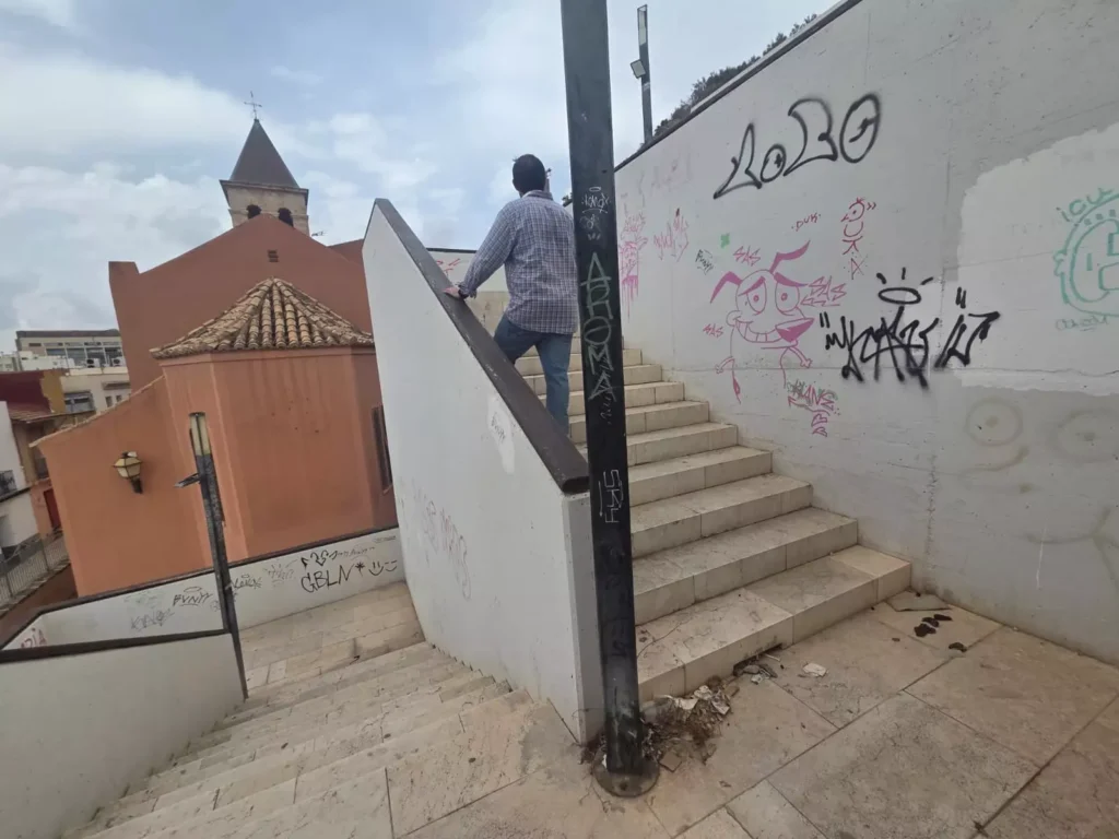 Basura, ratas y suciedad en el camino al Castillo de Santa Bárbara: la cara menos turística de La Ereta