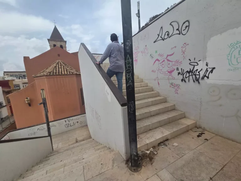 Basura, ratas y suciedad en el camino al Castillo de Santa Bárbara: la cara menos turística de La Ereta