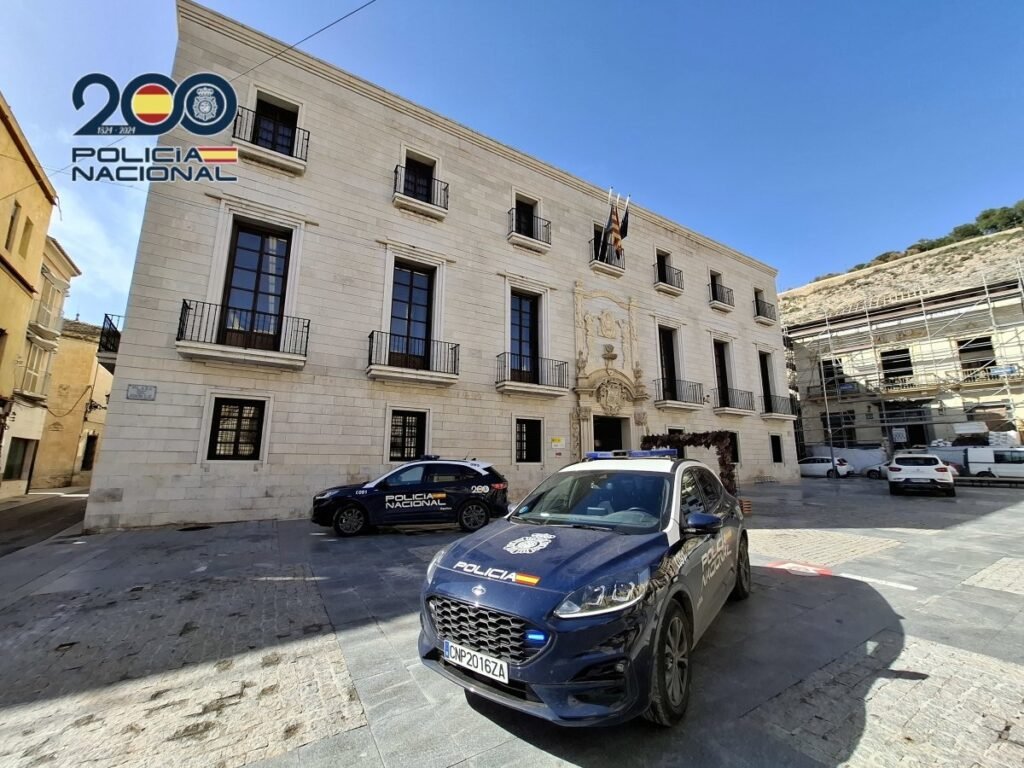 Detenida en Orihuela una administradora de fincas por estafar 17.800 euros a dos comunidades