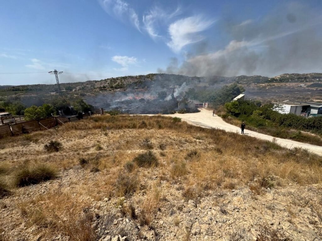 Un incendio en La Alcoraya obliga a desalojar dos viviendas