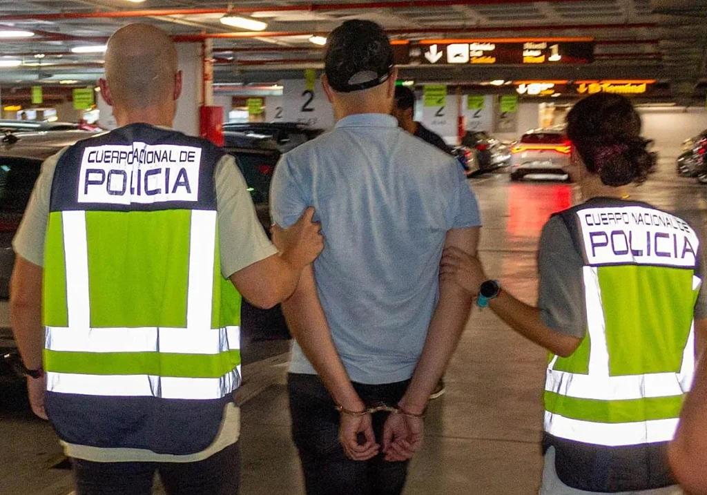 Detenido en el aeropuerto de Alicante-Elche un fugitivo francés buscado por transportar cientos de kilos de droga