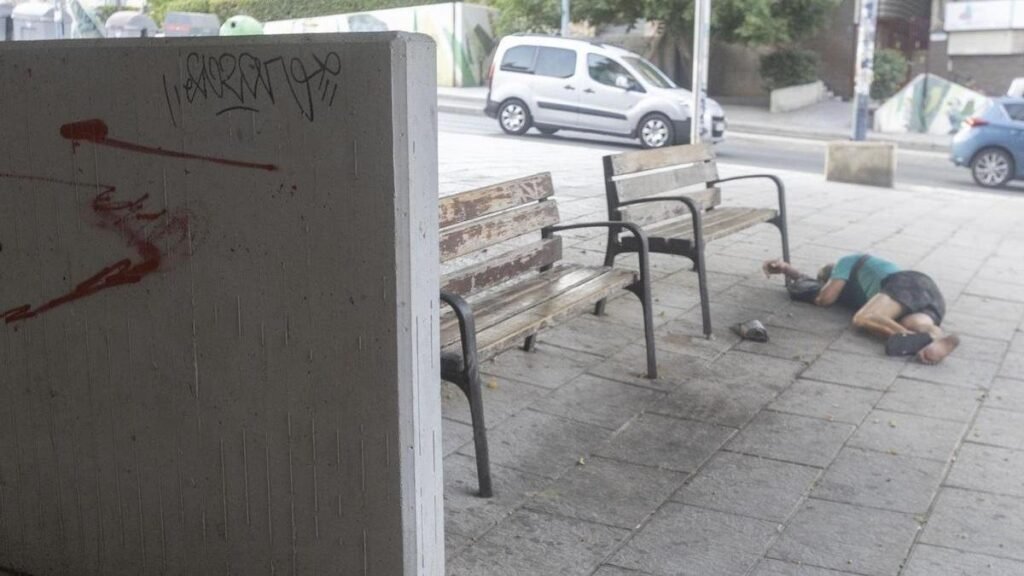 Orines, basura y suciedad: vecinos denuncian el deterioro de las calles de Alicante