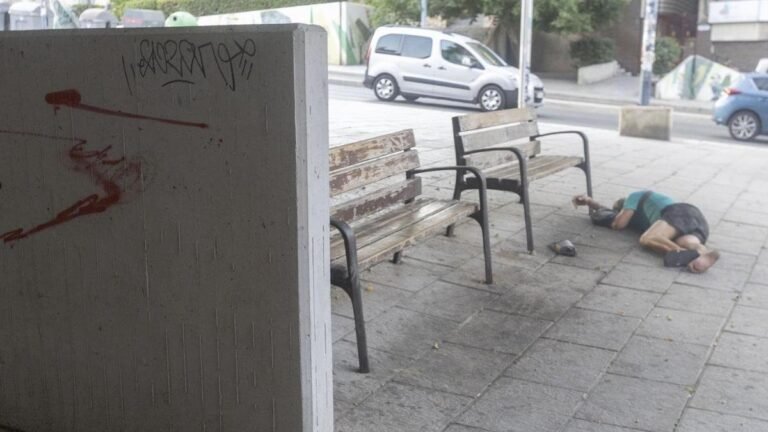 Orines, basura y suciedad: vecinos denuncian el deterioro de las calles de Alicante