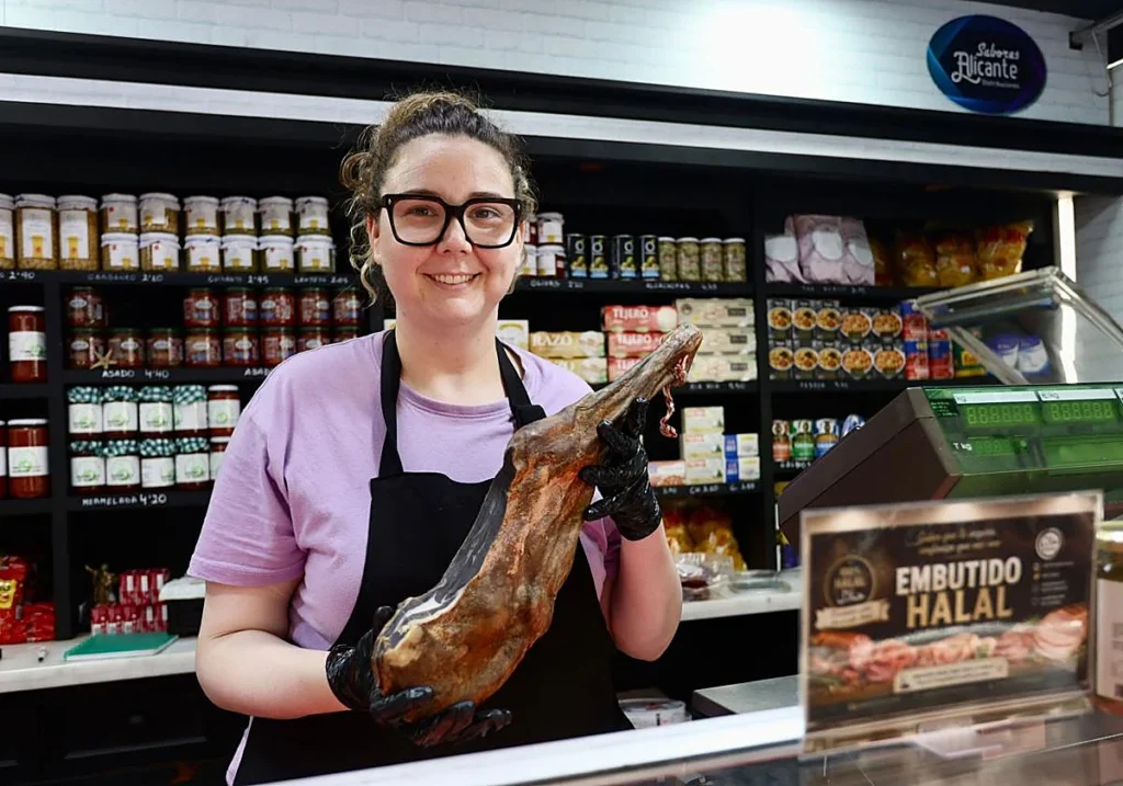 El jamón y los embutidos halal triunfan en el Mercado Municipal de Sant Vicent del Raspeig
