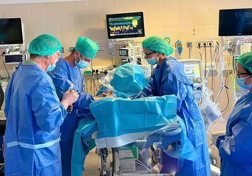 Salvan la vista de un bebé de solo 24 semanas en el Hospital de Elche