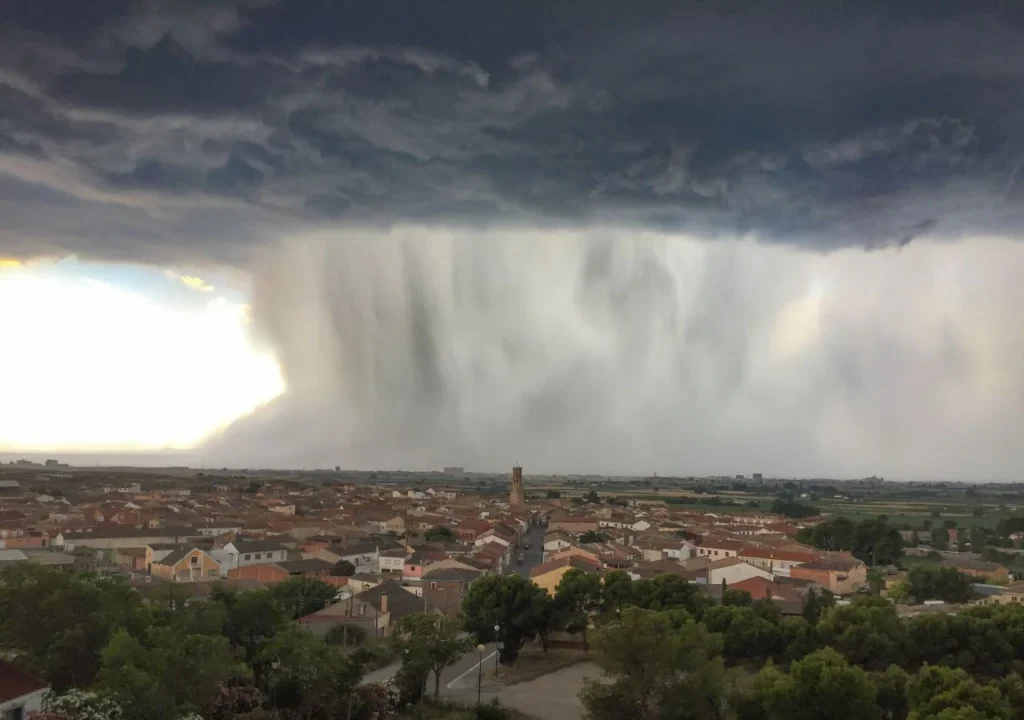 Fuerte tormenta azota Alicante con viento de hasta 100 km/h y lluvias.