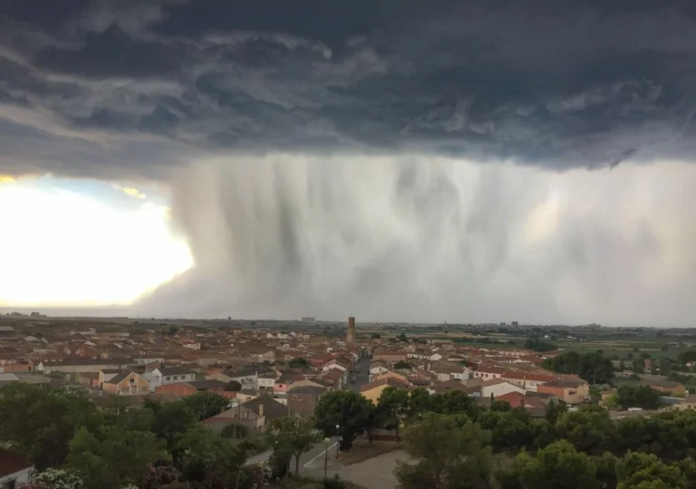 Fuerte tormenta azota Alicante con viento de hasta 100 km/h y lluvias.
