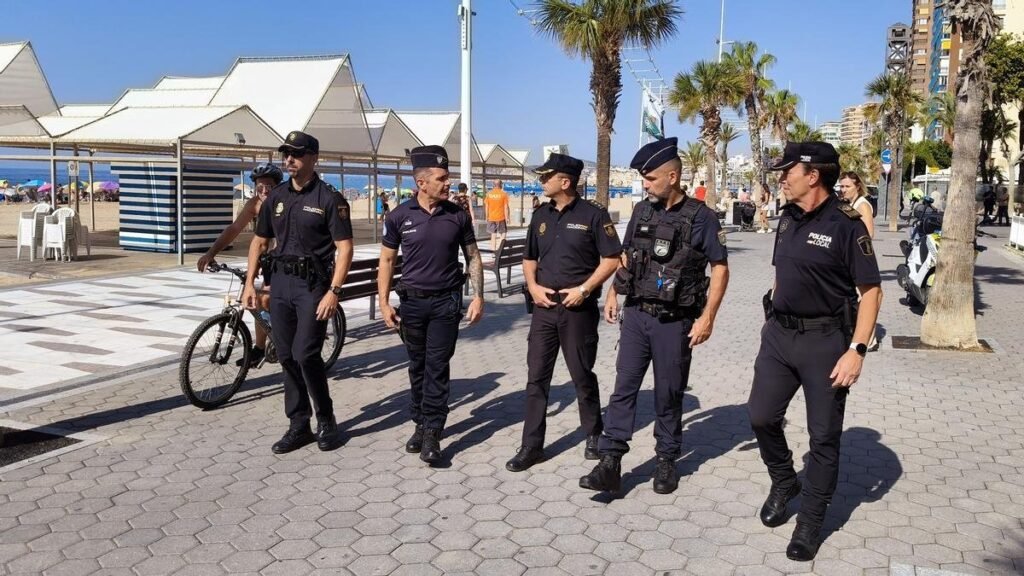 Policías franceses patrullan las calles de Benidorm durante agosto para atender a los turistas
