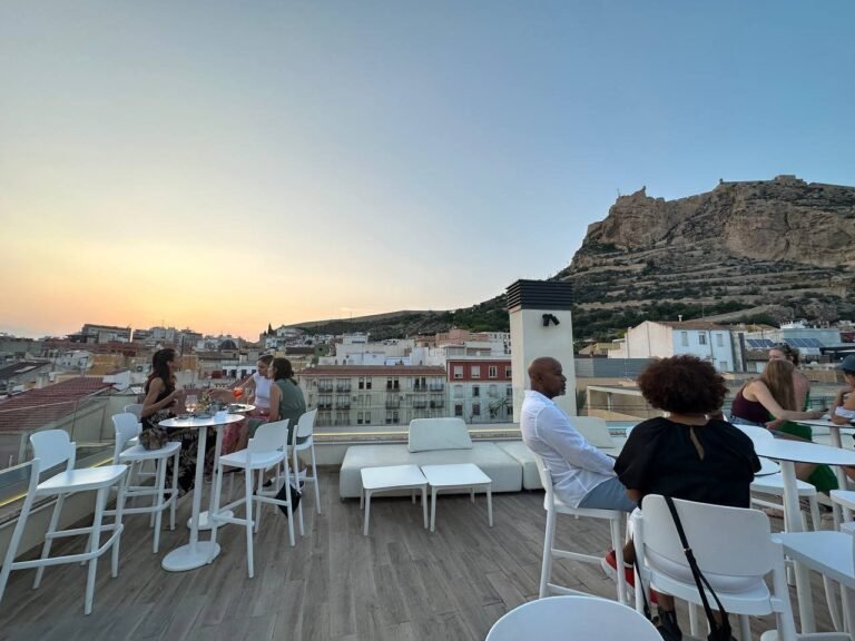 Detenido un hombre en Alicante por amenazar a la dueña de un bar con un falso corte eléctrico para estafarle 2.480 euros