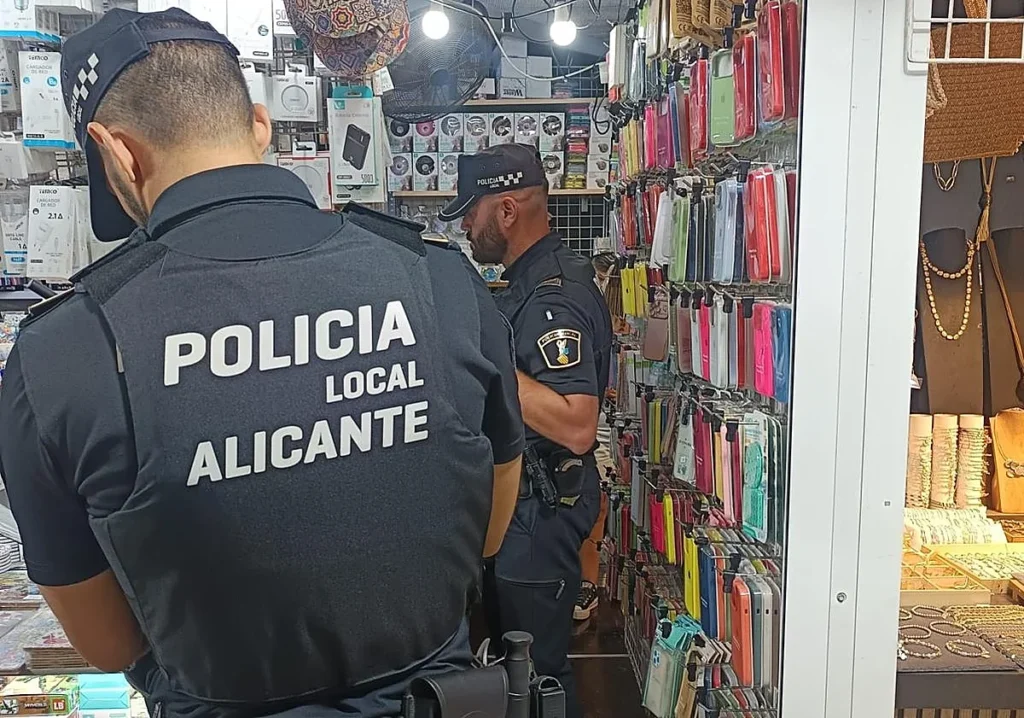 La Policía Local incauta más de 3.000 productos falsificados valorados en 120.000 euros en paseo del Puerto de Alicante: tres personas denunciadas