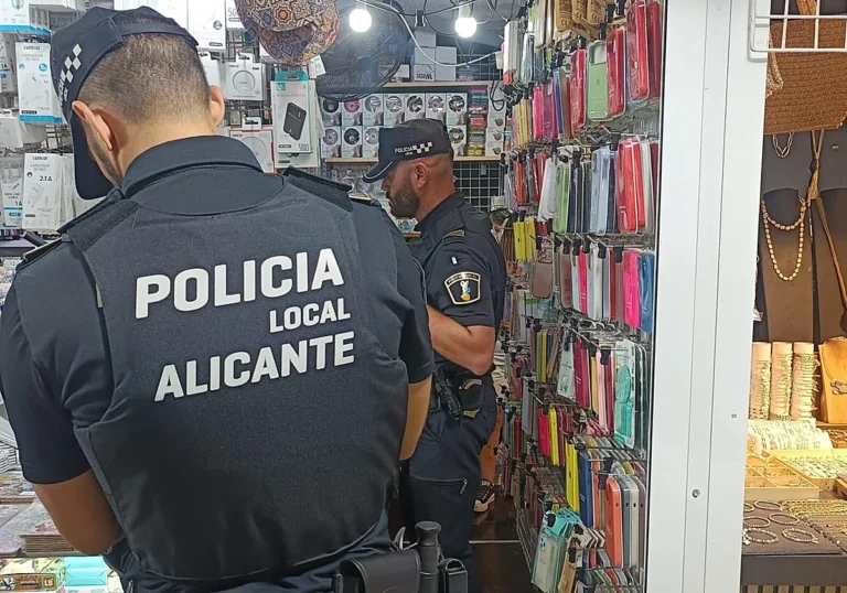 La Policía Local incauta más de 3.000 productos falsificados valorados en 120.000 euros en paseo del Puerto de Alicante: tres personas denunciadas
