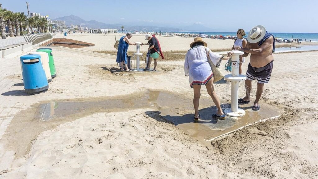 Avería en los lavapiés de la playa de San Juan: la Generalitat trabaja para restablecer el servicio