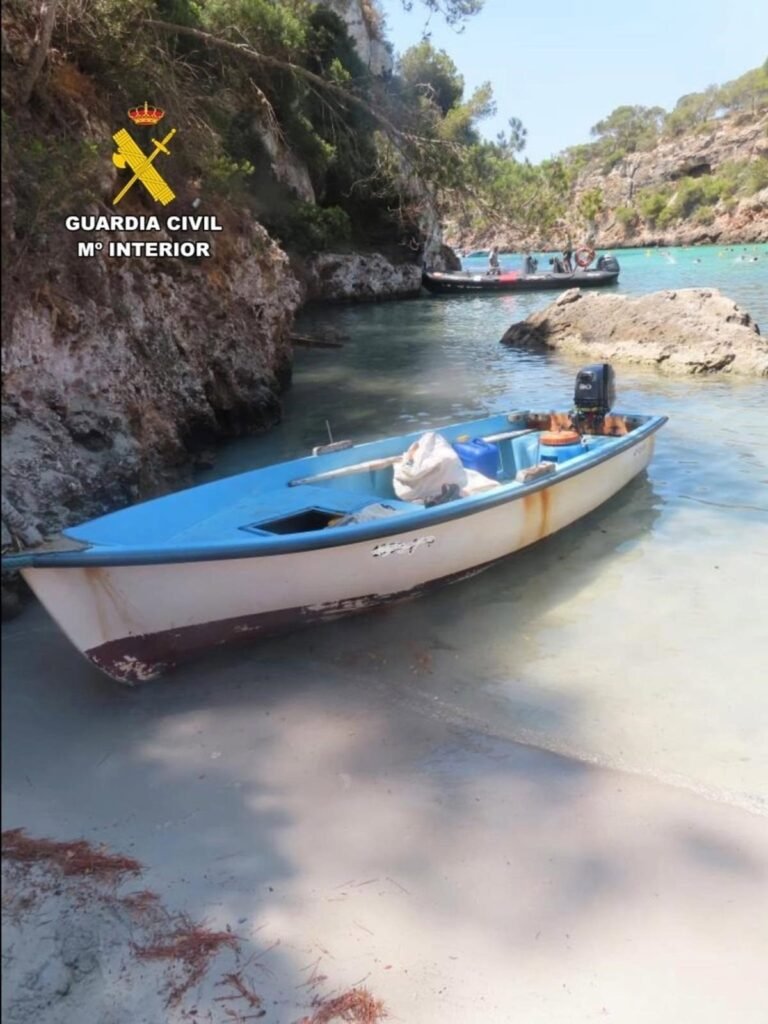 Aparece una patera vacía en una cala de Benidorm y la Policía localiza horas después a un grupo de migrantes en la playa