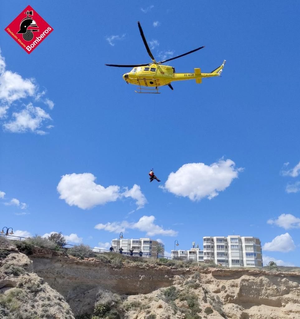 Rescatan a un joven atrapado a 20 metros de altura en los acantilados de El Campello