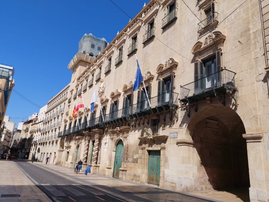 Alicante presume de 65,5 millones de superávit mientras EU-Podem denuncia pagos cuestionados