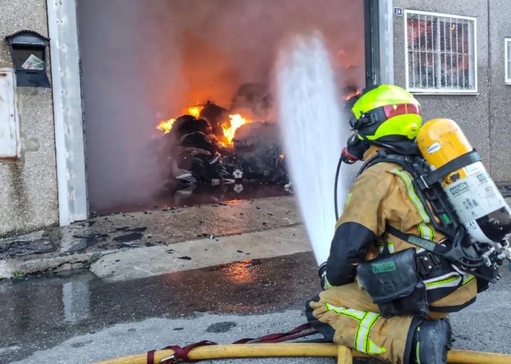 Incendio arrasa una fábrica textil entre Alcoy y Cocentaina: los bomberos evitan que las llamas alcancen las naves colindantes y no hay heridos