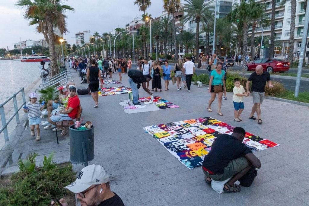 El top manta resiste en el litoral de Alicante pese al refuerzo policial y las quejas de los residentes