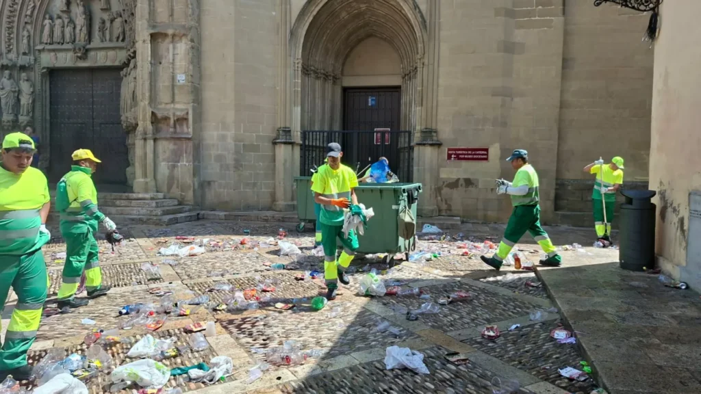 Elche genera 300 toneladas de residuos durante las Fiestas de Agosto: un 4,5% más que el año pasado