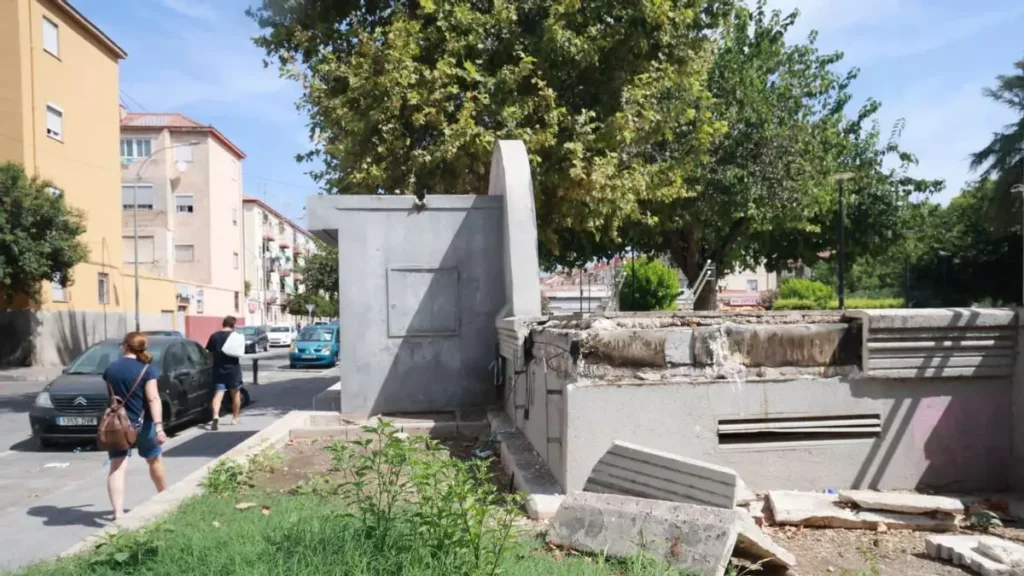 Los vecinos de Alicante denuncian el abandono de la plaza del Padre Ángel: "Está hecha un asco"
