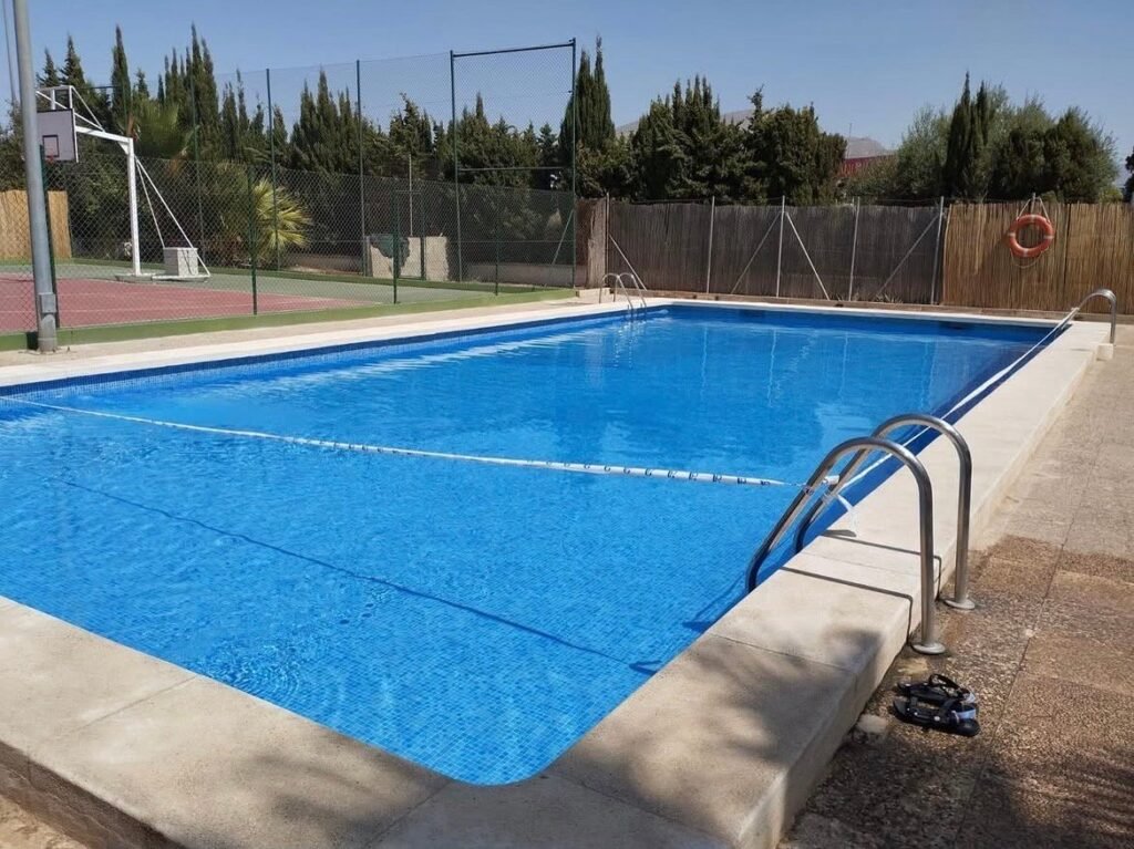 Precintada y fuera de servicio una piscina municipal en Monforte por contaminación del agua por defecación