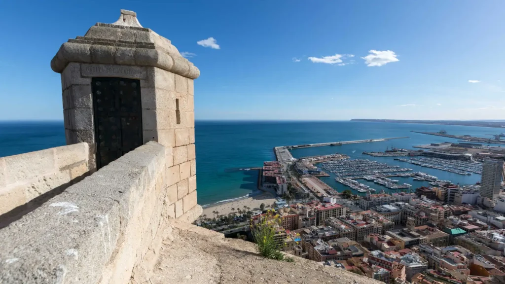 Alicante conquista el top 10 español para vivir y teletrabajar gracias a su clima y conexiones