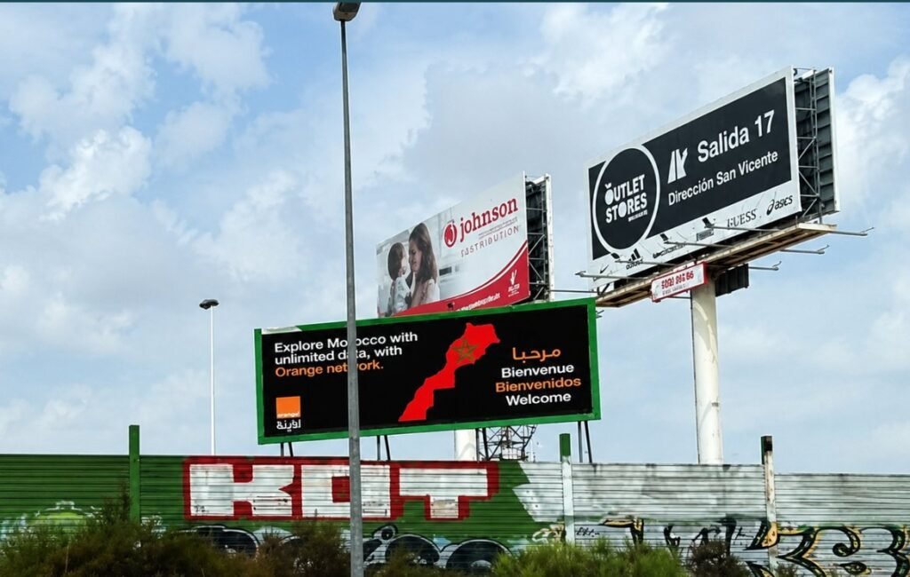 Polémica por un cartel de Orange en la AP-7 entre Alicante y San Vicente que incluye el Sáhara Occidental, Ceuta y Melilla dentro de Marruecos: el Frente Polisario exige retirarlo