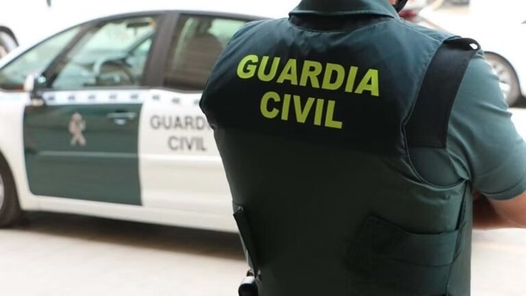 La Guardia Civil detiene en Torrevieja a un hombre con una pistola cargada en una bandolera