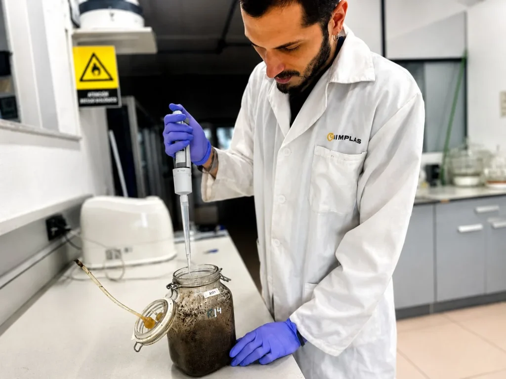 La Comunitat Valenciana prueba una tecnología con bacterias y virus para acelerar la descomposición de bioplásticos y mejorar el reciclaje de residuos
