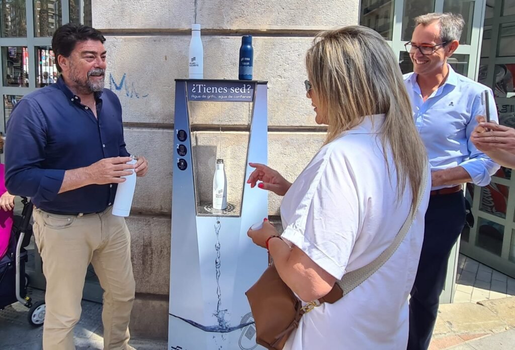 El calor extremo dispara hasta un 14% las recargas en las fuentes de agua de Alicante