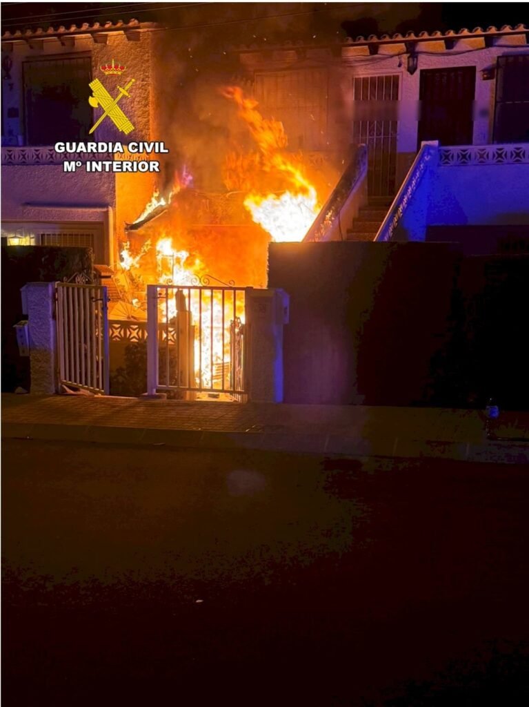 Rescatan a una mujer y a su perro de un incendio en La Nucía a través de una ventana