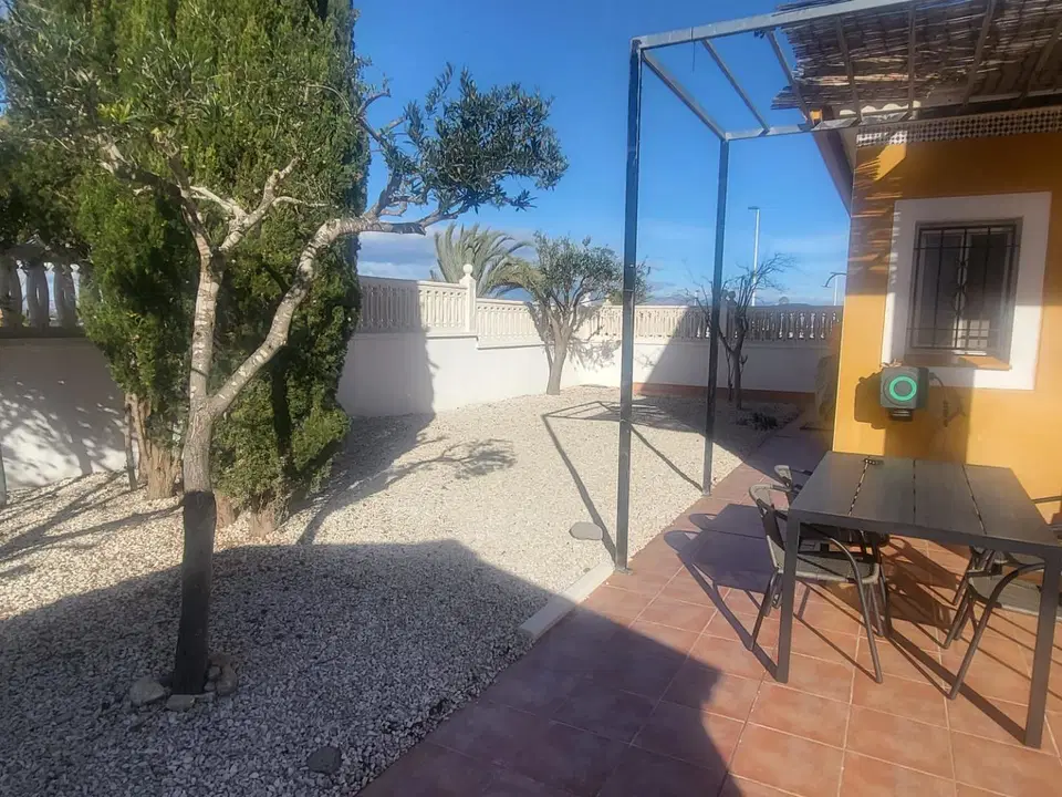 Una menor le planta cara a un hombre e impide que entre en su casa tras forzar la puerta en Arenales del Sol