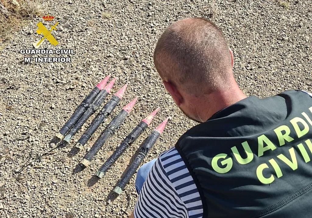 La Guardia Civil de Alicante desactiva seis cohetes granífugos hallados en una vivienda de Pétrola