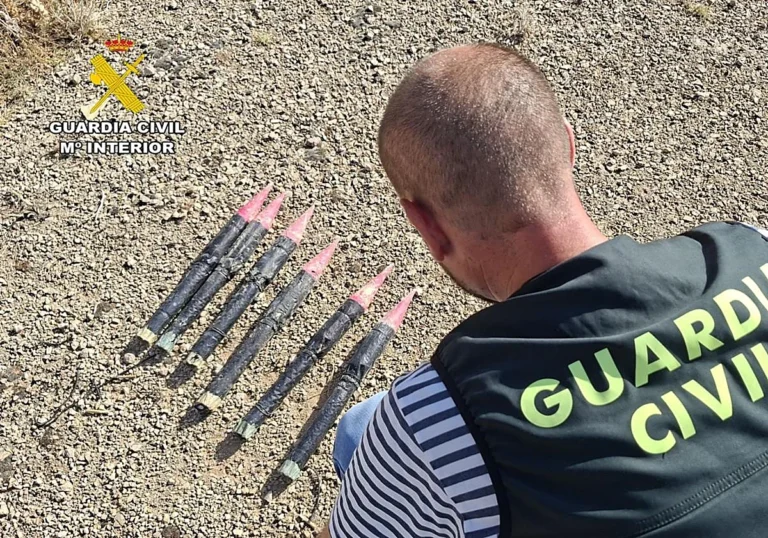 La Guardia Civil de Alicante desactiva seis cohetes granífugos hallados en una vivienda de Pétrola