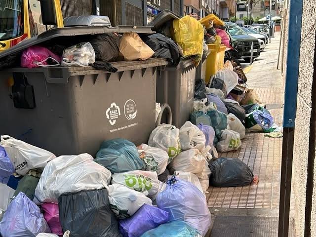 Calp exige a Acciona un plan urgente para retirar la basura acumulada tras la huelga