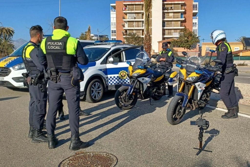 Un coche vuelca junto al Postiguet y su conductor da positivo en alcoholemia