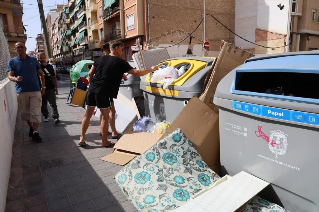 Cansados del abandono, vecinos de tres barrios de Alicante reúnen 350 firmas para exigir mejoras