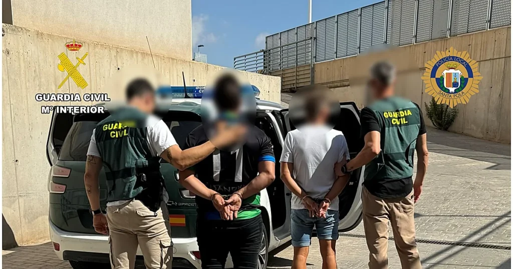La Guardia Civil detiene a dos hombres tras una oleada de cuatro robos en comercios de la Vega Baja