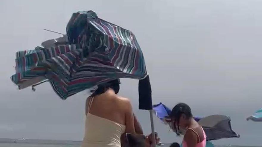 Un tornado siembra el caos en la playa de Calp y deja a un niño herido tras golpearle una sombrilla voladora