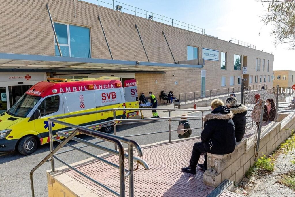 Denuncian falta de personal en Urgencias del Hospital Marina Baixa: los 13 profesionales prometidos siguen sin incorporarse y una TCAE atiende a 34 pacientes de noche