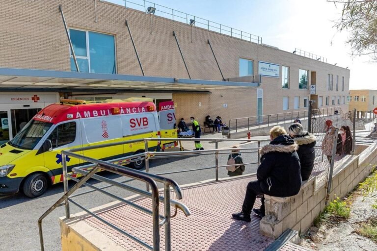 Denuncian falta de personal en Urgencias del Hospital Marina Baixa: los 13 profesionales prometidos siguen sin incorporarse y una TCAE atiende a 34 pacientes de noche
